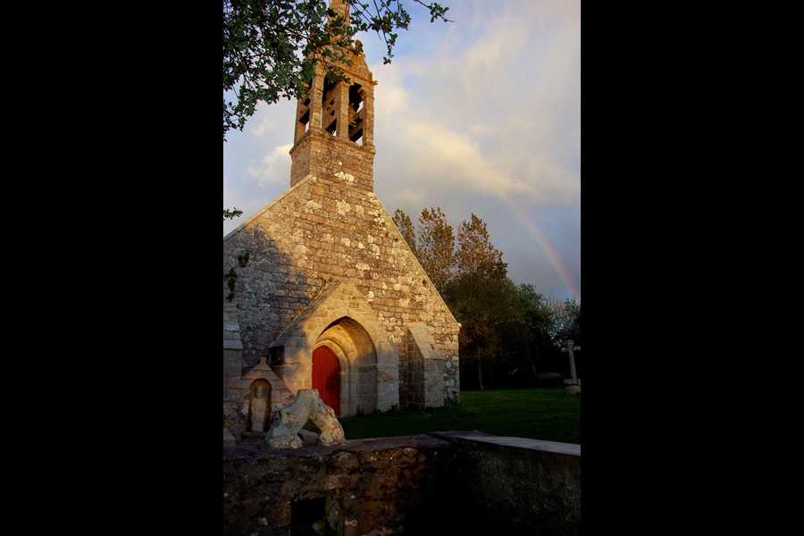 La chapelle bretonne et l'arc en ciel...