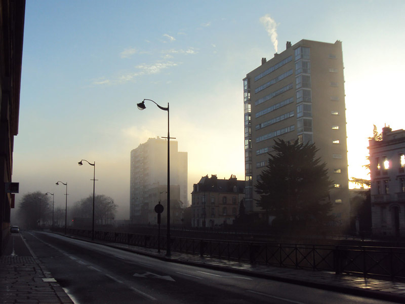 « Le quai Chateaubriand sous la brume... »