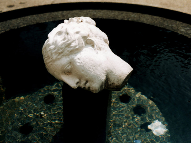 « Une Fontaine » par Claudio Parmiggiani